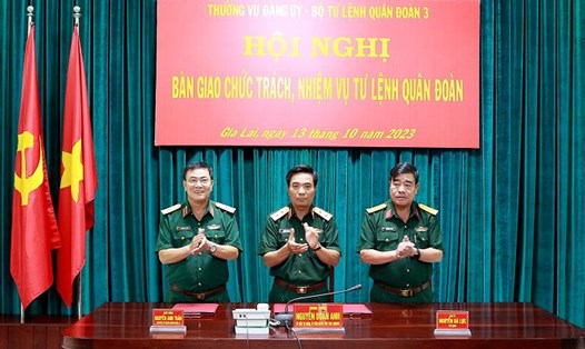 Trung tướng Nguyễn Doãn Anh chủ trì hội nghị bàn giao chức trách, nhiệm vụ Tư lệnh Quân đoàn 3. Ảnh: Sơn Quang