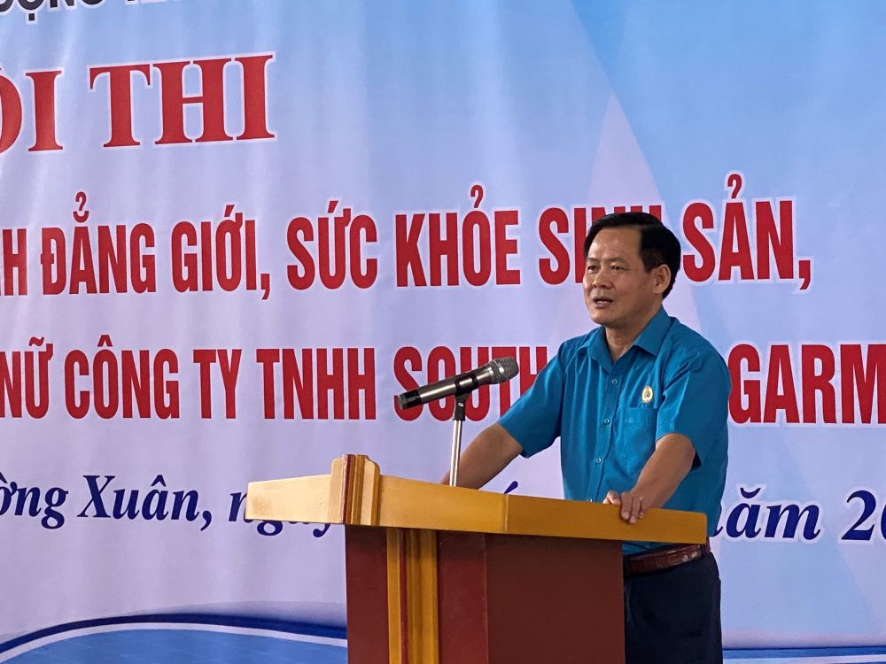 Ông Mai Bá Nam - Phó Chủ tịch LĐLĐ tỉnh Thanh Hóa phát biểu tại hội thi. Ảnh: Minh Hoàng