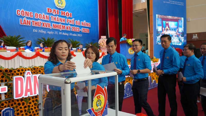 Đại biểu bỏ phiếu bầu Ban Chấp hành Liên đoàn Lao động thành phố Đà Nẵng khoá XVII, nhiệm kỳ 2023-2028. Ảnh: Tường Minh