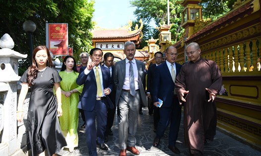 Bộ trưởng Ngoại giao Bùi Thanh Sơn và Bộ trưởng Ngoại giao Ấn Độ Subrahmanyam Jaishankar (giữa) thăm chùa Trấn Quốc tại Thủ đô Hà Nội. Ảnh: Hải Nguyễn