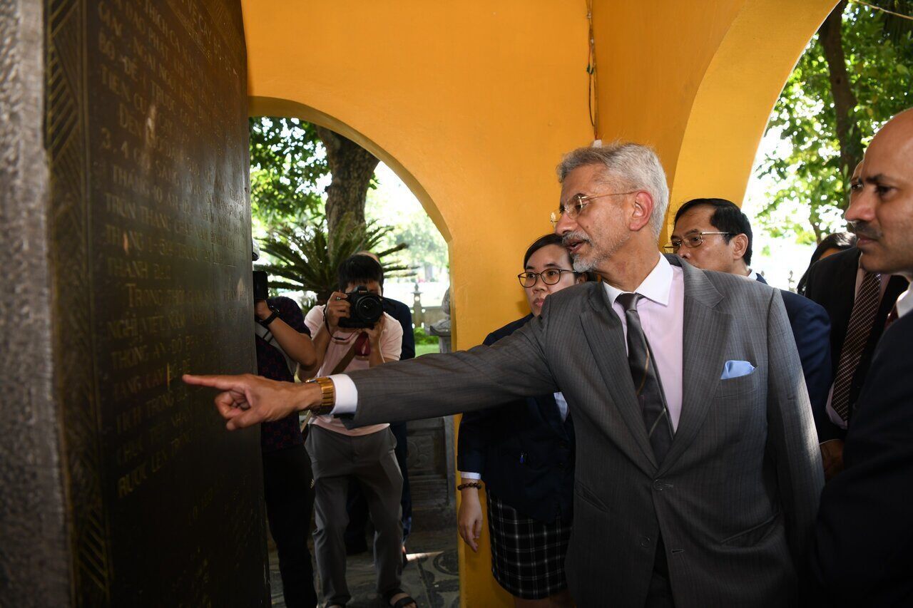 Bộ trưởng Ngoại giao Bùi Thanh Sơn và Bộ trưởng Ngoại giao Ấn Độ Subrahmanyam Jaishankar thăm chùa Trấn Quốc. Ảnh: Hải Nguyễn