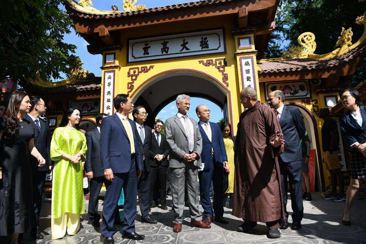 Bộ trưởng Ngoại giao Bùi Thanh Sơn và Bộ trưởng Ngoại giao Ấn Độ Subrahmanyam Jaishankar thăm chùa Trấn Quốc. Ảnh: Hải Nguyễn