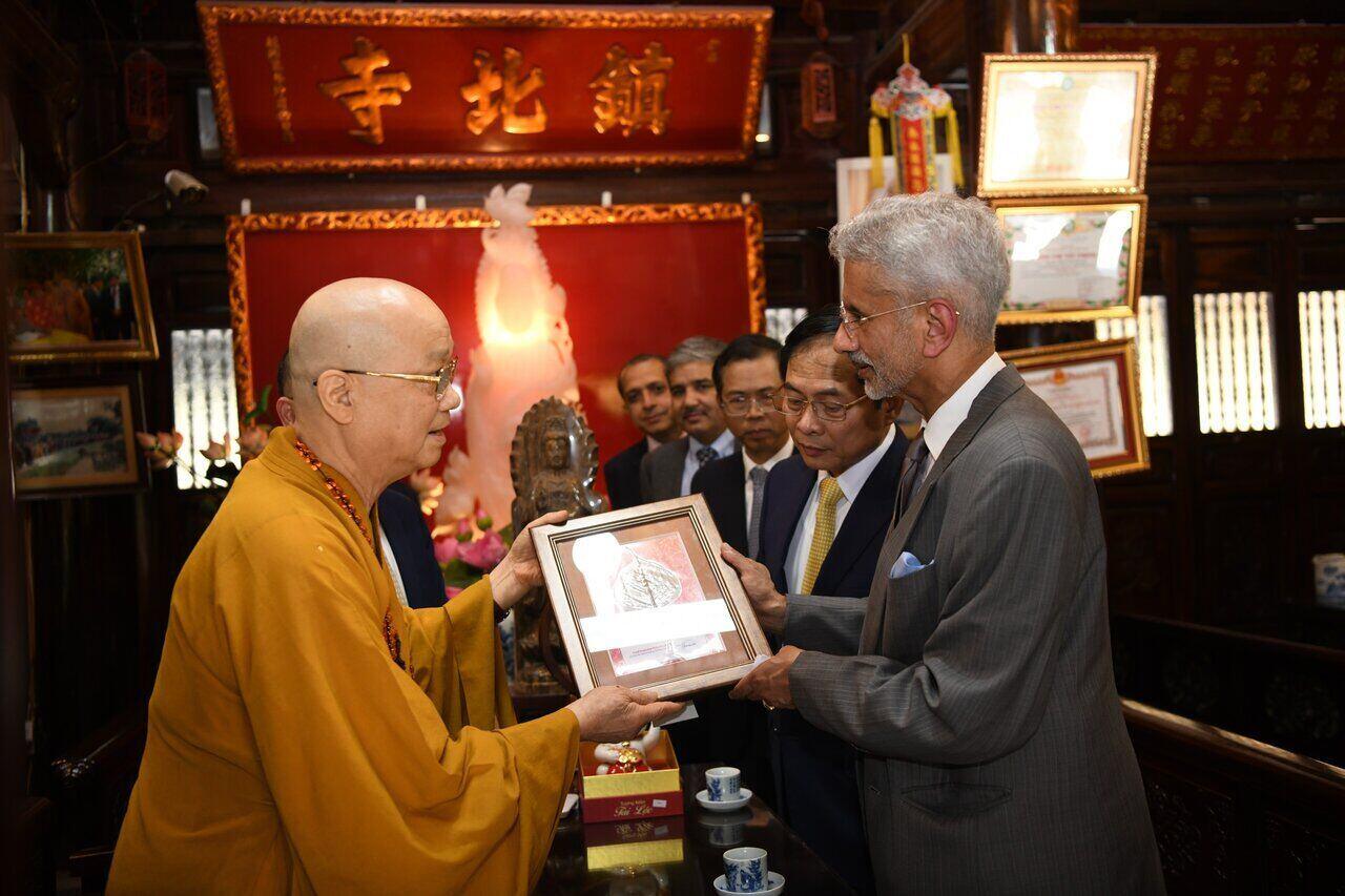 Bộ trưởng Ngoại giao Bùi Thanh Sơn và Bộ trưởng Ngoại giao Ấn Độ Subrahmanyam Jaishankar thăm chùa Trấn Quốc. Ảnh: Hải Nguyễn