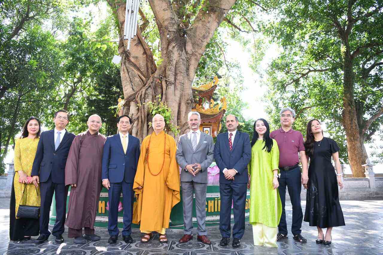 Bộ trưởng Ngoại giao Bùi Thanh Sơn và Bộ trưởng Ngoại giao Ấn Độ Subrahmanyam Jaishankar thăm chùa Trấn Quốc. Ảnh: Hải Nguyễn