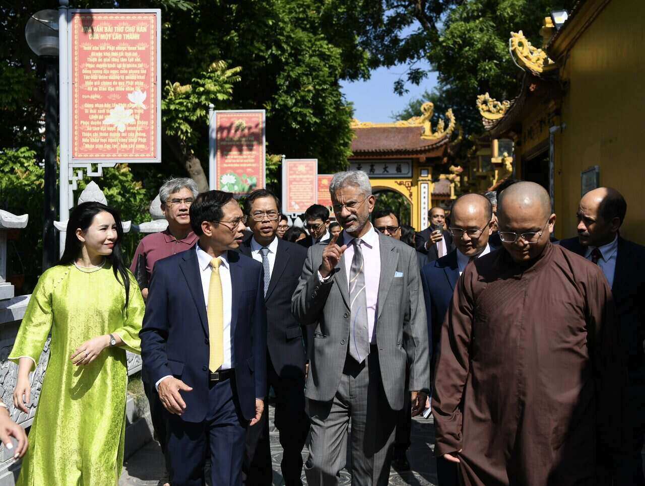 Bộ trưởng Ngoại giao Bùi Thanh Sơn và Bộ trưởng Ngoại giao Ấn Độ Subrahmanyam Jaishankar thăm chùa Trấn Quốc. Ảnh: Hải Nguyễn