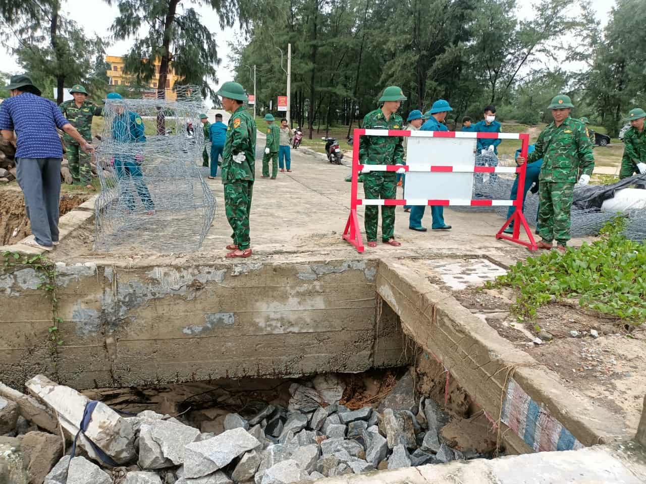 Làm rọ đá bằng thép để gia cố những đoạn bờ biển sạt lở nặng. Ảnh: Bộ đội biên phòng.