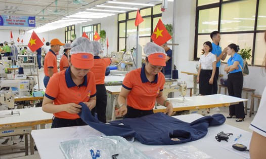 Công nhân nữ trong ngành dệt may luôn được công đoàn quan tâm. Ảnh: CĐDMVN