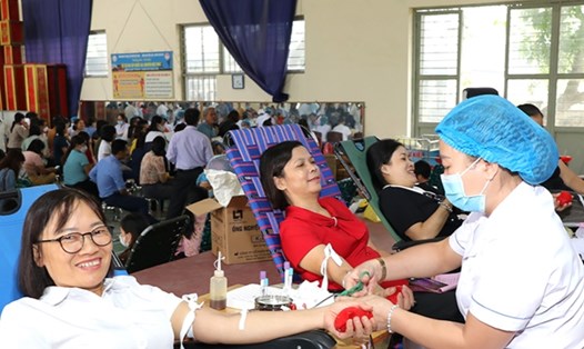 Hơn 600 đoàn viên, công nhân lao động trên địa bàn tỉnh Ninh Bình tham gia hiến máu tình nguyện. Ảnh: Diệu Anh