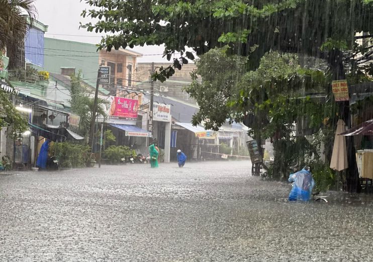 Mưa ngập sâu nhiều tuyến đường ở TP Tam Kỳ, Quảng Nam. Ảnh Hoàng Bin