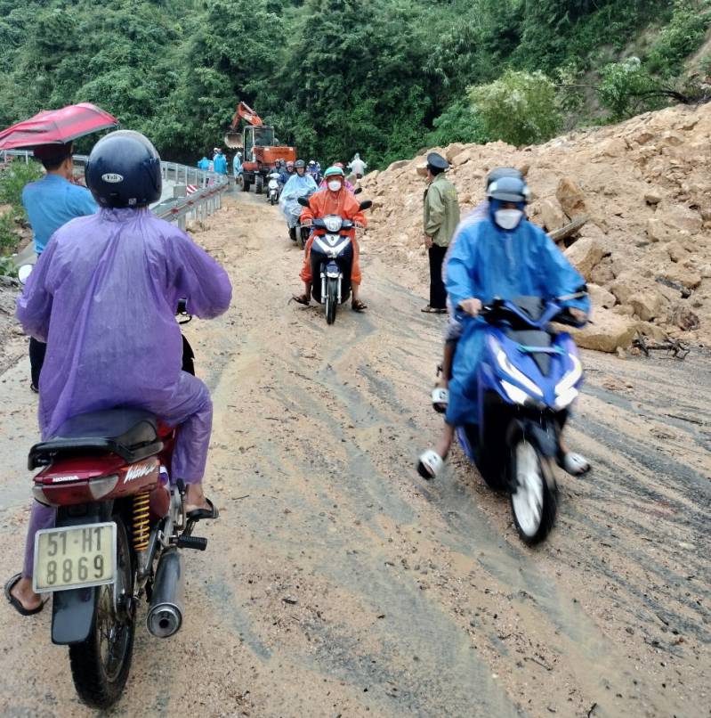 Khu vực sạt lở ở đèo Le, Quế Sơn đã thông xe bước 1, nhưng đi lại vẫn còn khó khăn do mưa lớn kéo dài. Ảnh Sở GTVT Quảng Nam.