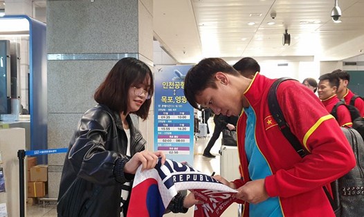 Trung vệ Quế Ngọc Hải kí tặng người hâm mộ tại sân bay Incheon (Hàn Quốc). Ảnh: VFF