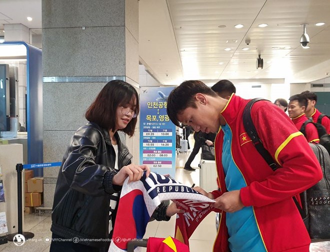 Cổ động viên chờ đón đội tuyển Việt Nam tại sân bay Hàn Quốc