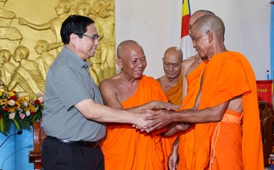 Thủ tướng Chính phủ Phạm Minh Chính đã đến thăm, chúc mừng Hội Đoàn kết Sư sãi Yêu nước tỉnh Trà Vinh tại Chùa Kom Pong. Ảnh: Thanh Hà