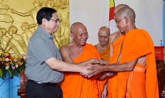 Thủ tướng Chính phủ Phạm Minh Chính đã đến thăm, chúc mừng Hội Đoàn kết Sư sãi Yêu nước tỉnh Trà Vinh tại Chùa Kom Pong. Ảnh: Thanh Hà