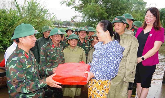Trung tướng Hà Thọ Bình - Tư lệnh Quân khu 4 - thăm động viên và tặng quà gia đình người dân bị ảnh hưởng do mưa lũ tại xóm Đảo (thôn Thủ Lễ 2, xã Quảng Phước, huyện Quảng Điền, Thừa Thiên Huế). Ảnh: Lê Sáu