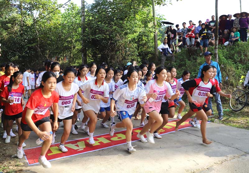 Gần 600 vận động viên đã tham gia giải chạy phong trào “Cung đường mùa vàng” tại xã Lục Hồn, huyện Bình Liêu. Ảnh: Cổng TTĐT Bình Liêu