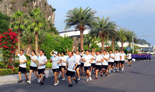 2.500 vận động viên đến từ 60 cơ quan, đơn vị thuộc Thành Đoàn Hạ Long, Đoàn Than Quảng Ninh sôi nổi tham gia giải chạy tập thể. Ảnh: Tê Quân