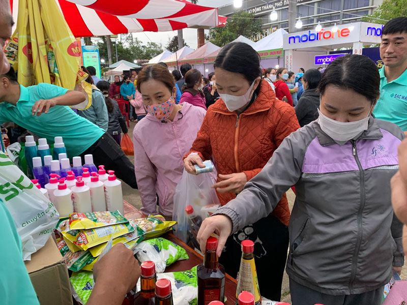 Chợ Tết cho công nhân do LĐLĐ thành phố Đà Nẵng tổ chức hàng năm. Ảnh: Tường Minh