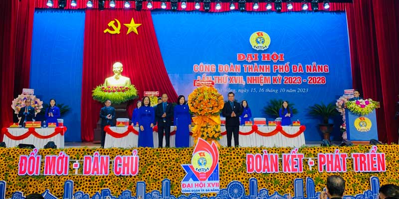 Ông Nguyễn Đình Khang, Chủ tịch Tổng LĐLĐ Việt Nam (phải) tặng hoa chúc mừng Đại hội. Ảnh: Tường Minh