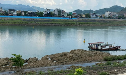 Sông Đà đoạn qua thành phố Hòa Bình. Ảnh: Minh Nguyễn