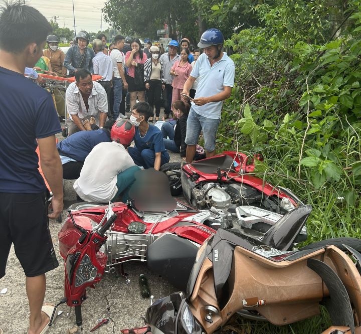 Vào khoảng 17h chiều ngày 15.10, một chiếc ôtô con biển số 61K - 077.41 lưu thông trên đường Huỳnh Văn Lũy với tốc độ cao, rồi bất ngờ lao lên vỉa hè đúng chỗ rất đông phụ huynh đang đứng chờ đón con đi học thêm về.