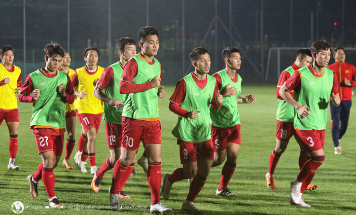 Đội tuyển Việt Nam ra sân tập luyện ngay sau khi đặt chân đến Hàn Quốc. Ảnh: VFF