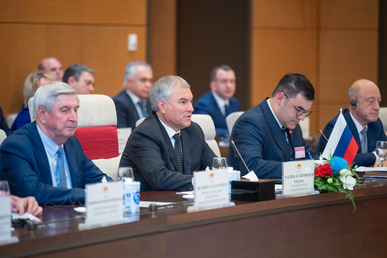 Chủ tịch Duma Quốc gia Quốc hội Liên bang Nga Vyacheslav Viktorovich Volodin (thứ hai từ trái) phát biểu tại hội đàm. Ảnh: Hải Nguyễn