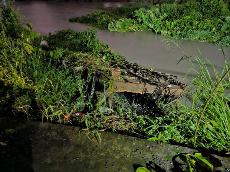 Tại phường Vĩnh Phú, thành phố Thuận An, tỉnh Bình Dương, hai chiếc cầu dân sinh bắc qua con kênh chạy dọc đường Vĩnh Phú 32 cũng bị nước cuốn trôi trong mưa lớn.
