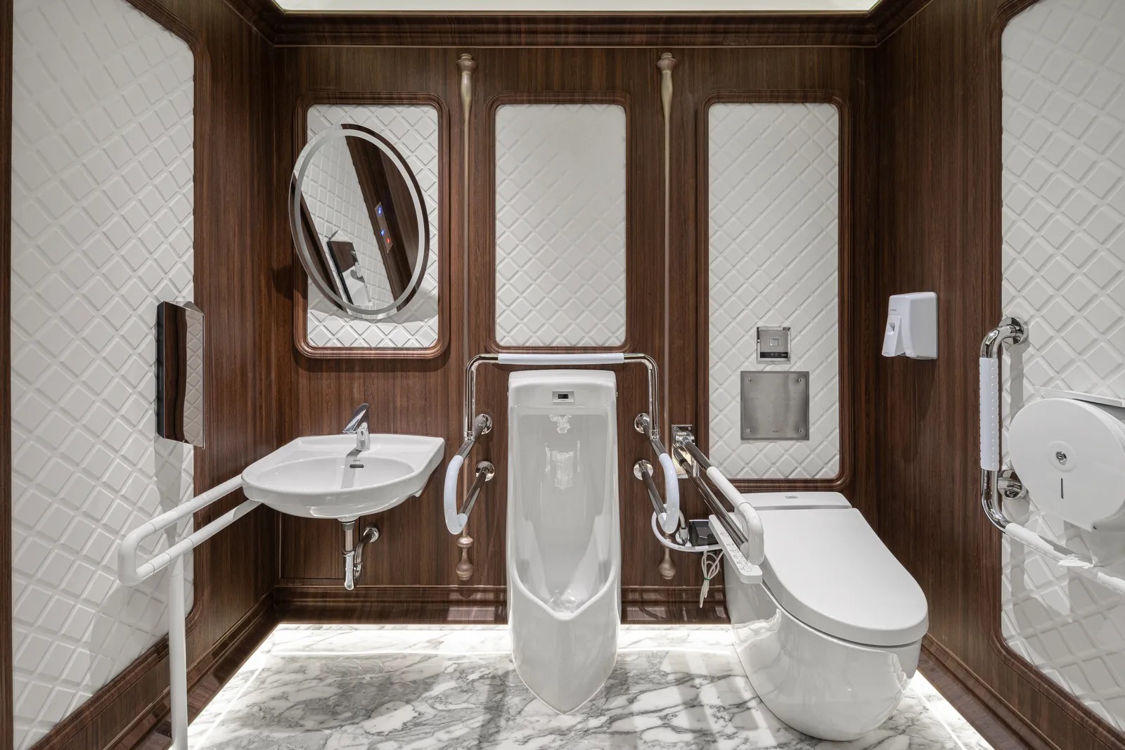 Khu vực vệ sinh được thiết kế phù hợp với mọi đối tượng khách hàng