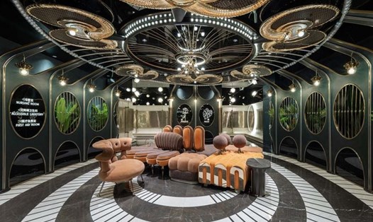 Khu vực sảnh chờ với ghế sofa lấy cảm hứng từ những chùm hoa đang nở