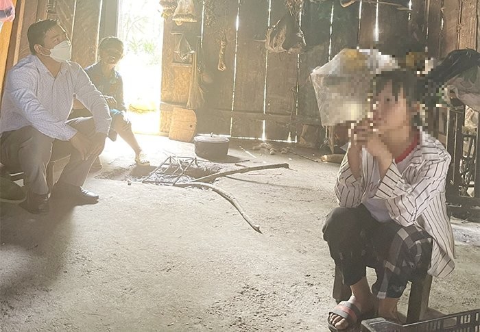 Hình ảnh nữ sinh lớp 7 bỏ học lấy chồng và giờ đang làm mẹ ở Sa Pa - Lào Cai. Ảnh: Trâm Anh