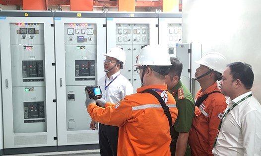 Nhân viên Công ty Điện lực Tân Phú phối hợp kiểm tra an toàn điện tại tủ điện trung tâm của một chung cư trên địa bàn quận. Ảnh: Nam Dương