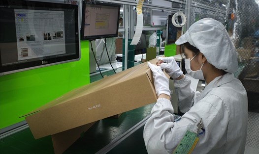 Công nhân sản xuất linh kiện điện tử trong Khu công nghiệp tại Bắc Ninh. Ảnh: Vân Trường
