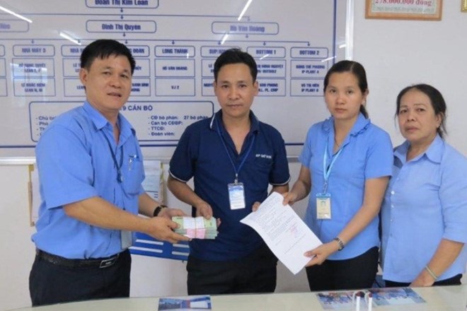 Chủ tịch CĐ cơ sở Công ty TNHH Changshin Việt Nam Đặng Tuấn Tú (trái ảnh) trao hỗ trợ “Gia đình Changshin” cho đại diện người lao động. Ảnh: Hà Anh Chiến