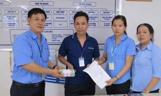 Chủ tịch CĐ cơ sở Công ty TNHH Changshin Việt Nam Đặng Tuấn Tú (trái ảnh) trao hỗ trợ “Gia đình Changshin” cho đại diện người lao động. Ảnh: Hà Anh Chiến