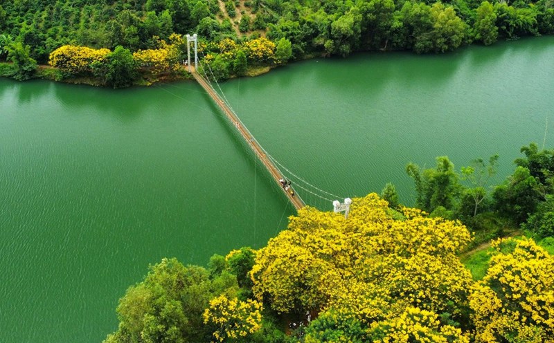 Cầu treo Đắk R'Moan là điểm đến hấp dẫn khiến du khách không khỏi suýt xoa và mê mẩn. Ảnh: Lê Phước