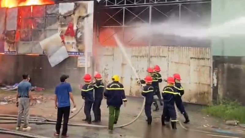 Lực lượng cứu hỏa đang nỗ lực khống chế đám cháy. Ảnh Hoàng Bin