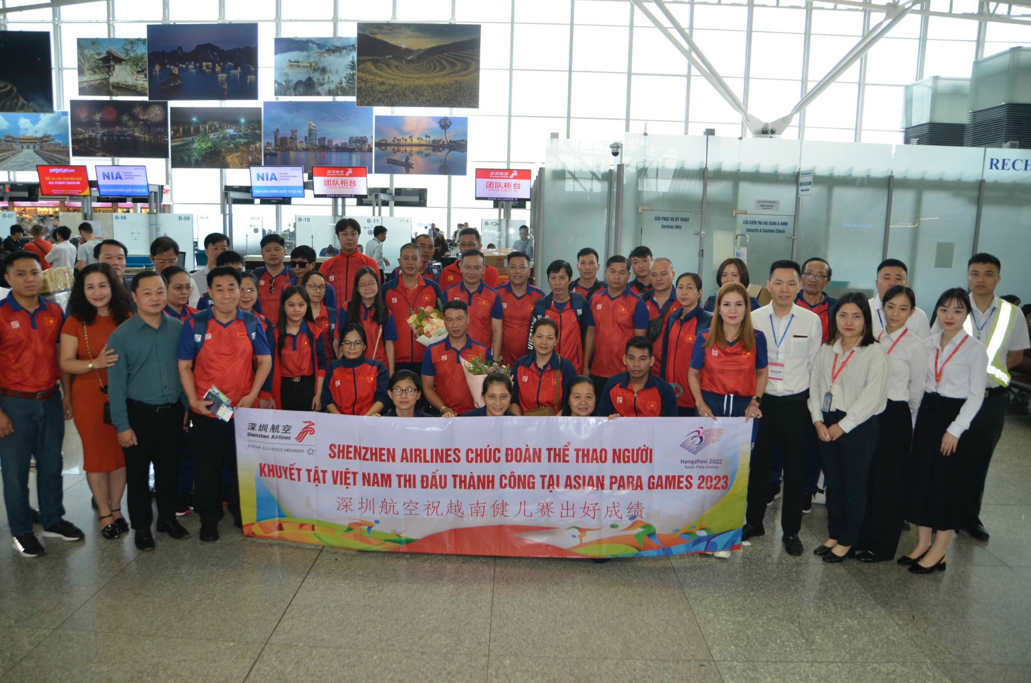 Đoàn thể thao người khuyết tật Việt Nam lên đường dự Asean Para Games 4. Ảnh: Thái Dương