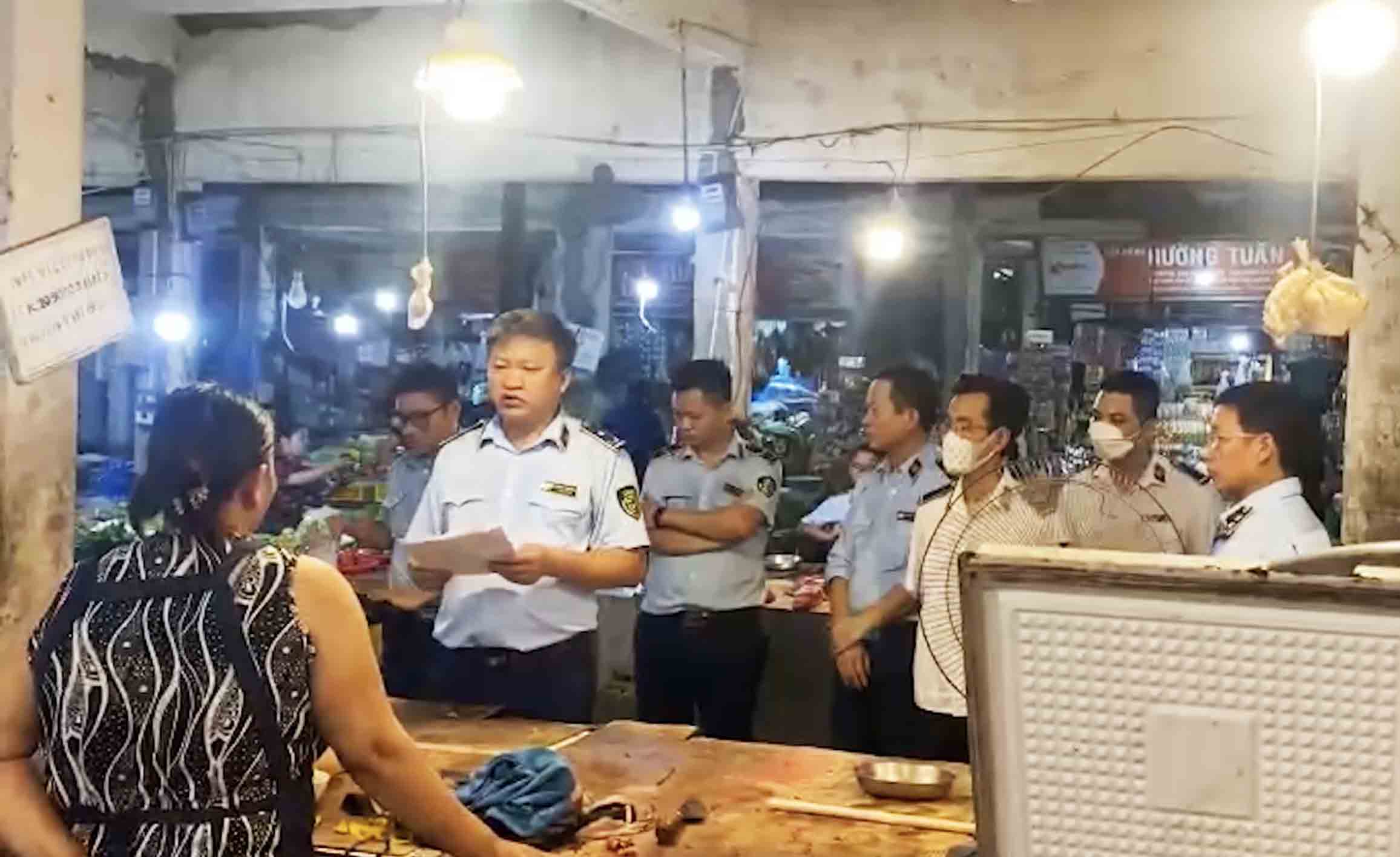 Lực lượng QLTT  kiểm tra cơ sở kinh doanh của tiêu thương vi phạm tại chợ Đồng Quang (TP Thái Nguyên). Ảnh cắt từ clip.