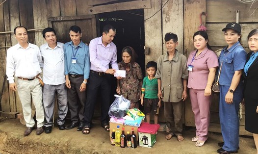 Đại diện Quỹ xã hội từ thiện Tấm lòng Vàng cùng các cá nhân, tổ chức trao hỗ trợ cho gia đình cháu A Kính (huyện Tu Mơ Rông, tỉnh Kon Tum). Ảnh: Hoàng Lượm