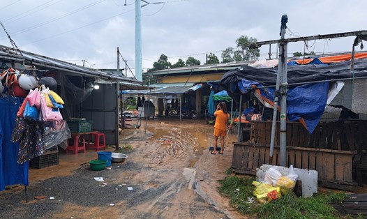 Chợ công nhân ở Đà Nẵng vẫn chưa thể buôn bán trở lại vì ngập bùn non. Ảnh: Nguyễn Linh