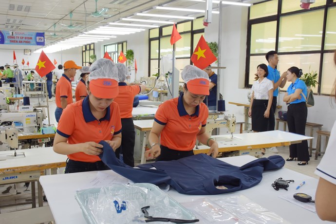 Công nhân nữ trong ngành dệt may luôn được công đoàn quan tâm. Ảnh: CĐDMVN