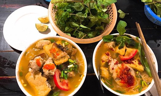 Bún chả chan nước dùng chua chua, thanh thanh kiểu miền núi. Ảnh: Linh Boo