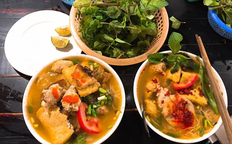 Bún chả chan nước dùng chua chua, thanh thanh kiểu miền núi. Ảnh: Linh Boo