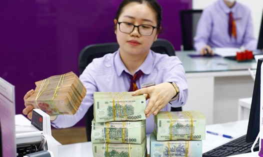 Lãi suất tiền gửi ngân hàng giảm mạnh. Ảnh: Hải Nguyễn 