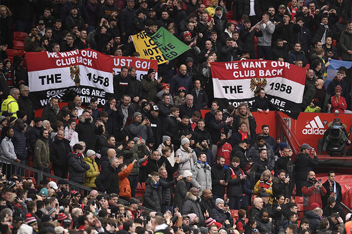 Cảnh tượng buồn với Man United khi đám đông người hâm mộ đã phẫn nộ đến cực điểm. Ảnh: AFP