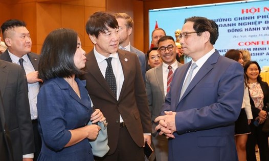 Thủ tướng Chính phủ Phạm Minh Chính trao đổi với các nhà đầu tư nước ngoài. Ảnh: VGP