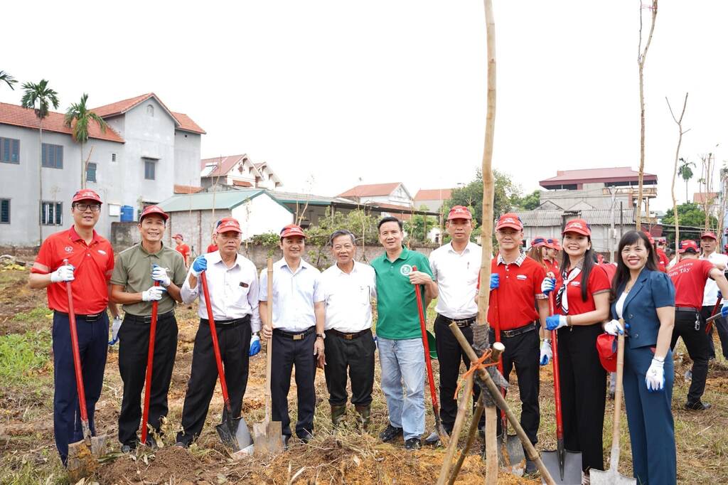 Đại diện Ban Giám đốc Dai-ichi Life Việt Nam, đại diện UBND xã Cổ Đô và GreenViet bên cây xanh vừa trồng trong chương trình. Ảnh: Dai-ichi Life