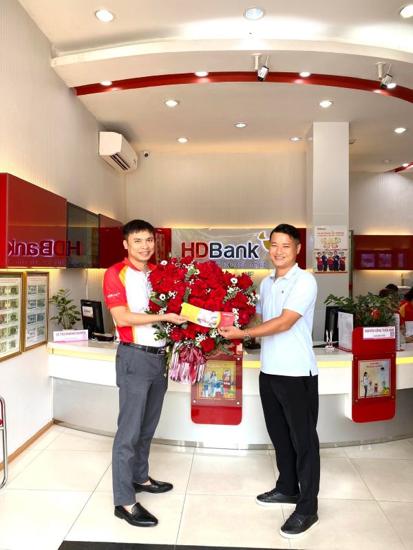 Khách hàng Nguyễn Văn Quỳnh, một khách hàng đến từ Hải Dương nhận vé bay khứ hồi 0 đồng. Nguồn: HDBank
