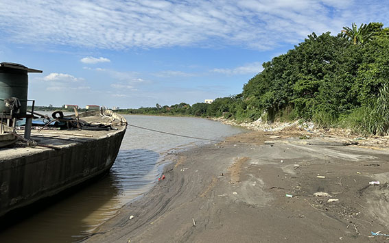 Hiện trường nơi phát hiện thi thể N bị sát hại trên khu vực sông Hồng. Ảnh: Quang Việt